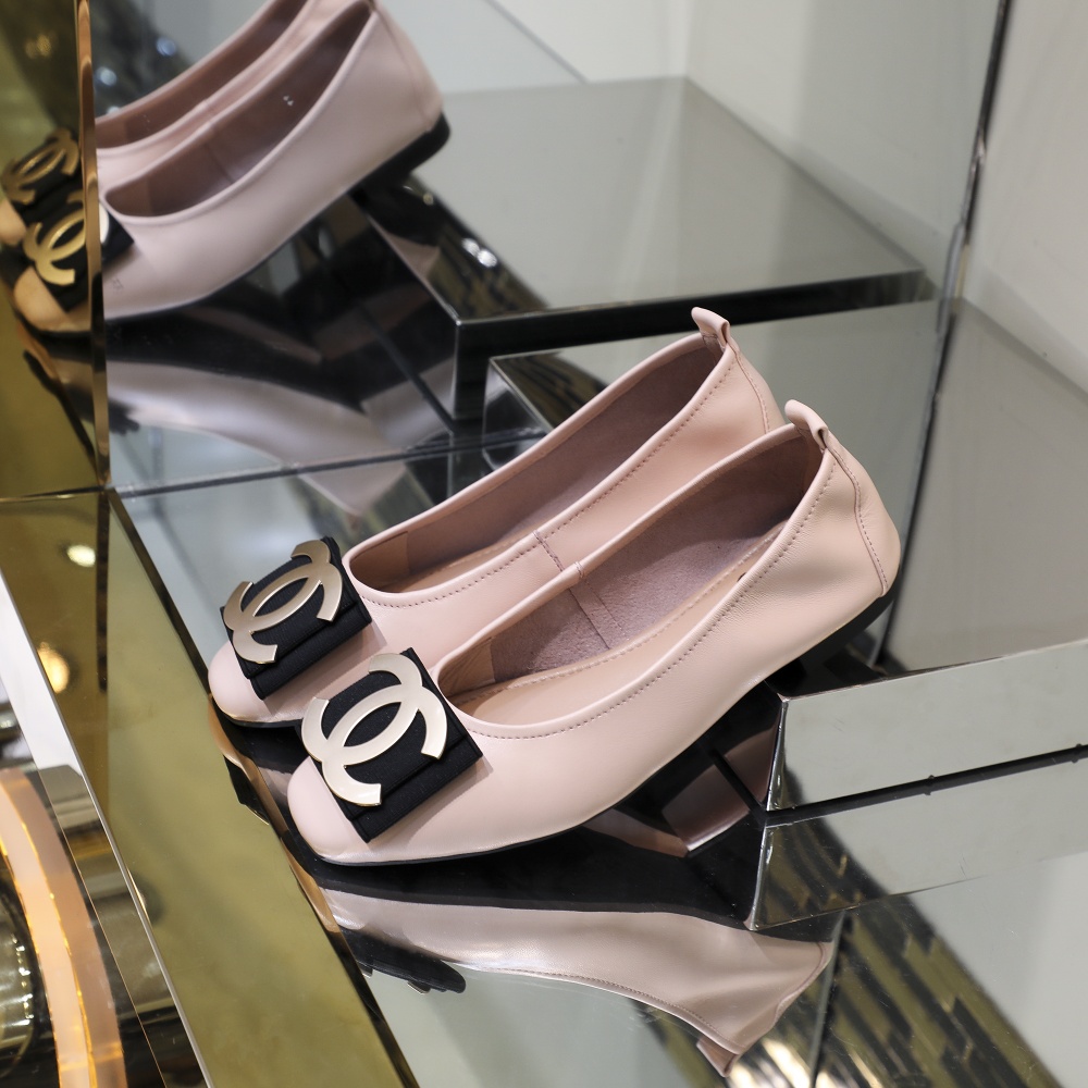 ⬆️🆕工厂价135💰
上新❗️早春款小香蛋卷鞋，舒适楦型不挑脚😍，5mm高弹乳胶让你穿起来超级柔软舒适😄。面料进口绵羊皮，内里垫脚统统采用柔软小羊皮❗️黑 枪 金 银 红 粉 兰 酒红 8色可选 码数35～40定做41