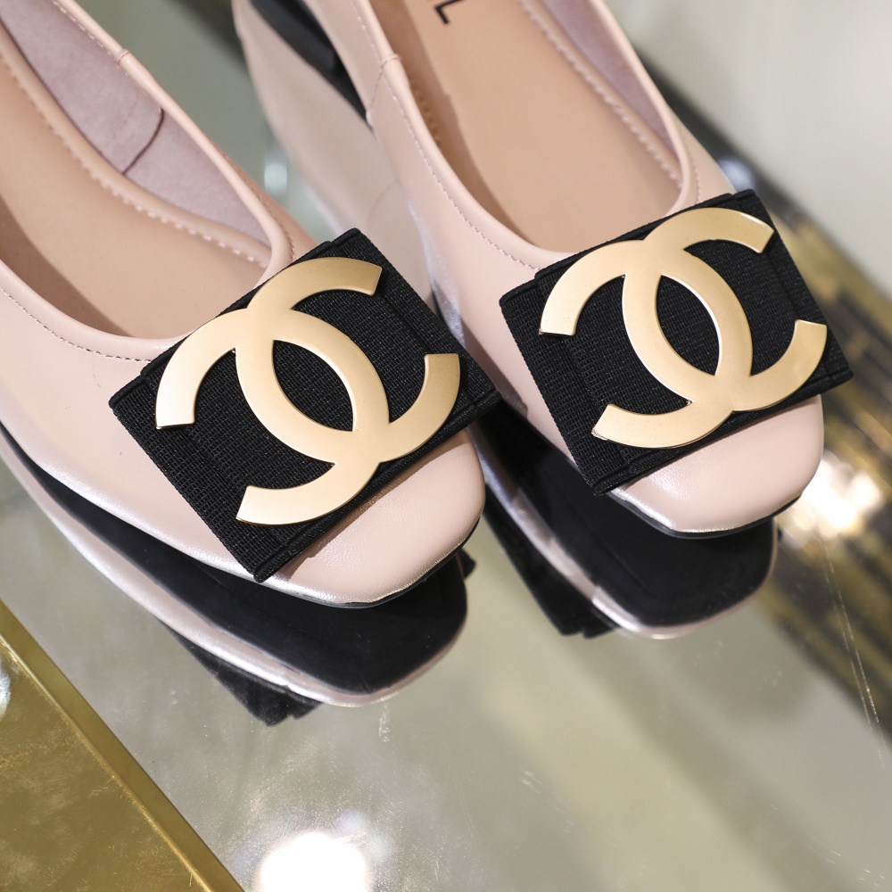 ⬆️🆕工厂价135💰
上新❗️早春款小香蛋卷鞋，舒适楦型不挑脚😍，5mm高弹乳胶让你穿起来超级柔软舒适😄。面料进口绵羊皮，内里垫脚统统采用柔软小羊皮❗️黑 枪 金 银 红 粉 兰 酒红 8色可选 码数35～40定做41