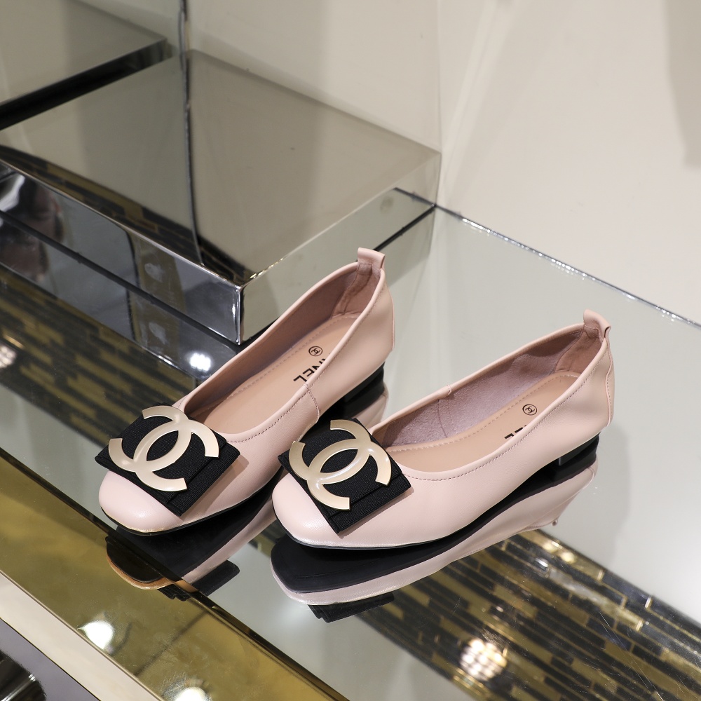 ⬆️🆕工厂价135💰
上新❗️早春款小香蛋卷鞋，舒适楦型不挑脚😍，5mm高弹乳胶让你穿起来超级柔软舒适😄。面料进口绵羊皮，内里垫脚统统采用柔软小羊皮❗️黑 枪 金 银 红 粉 兰 酒红 8色可选 码数35～40定做41