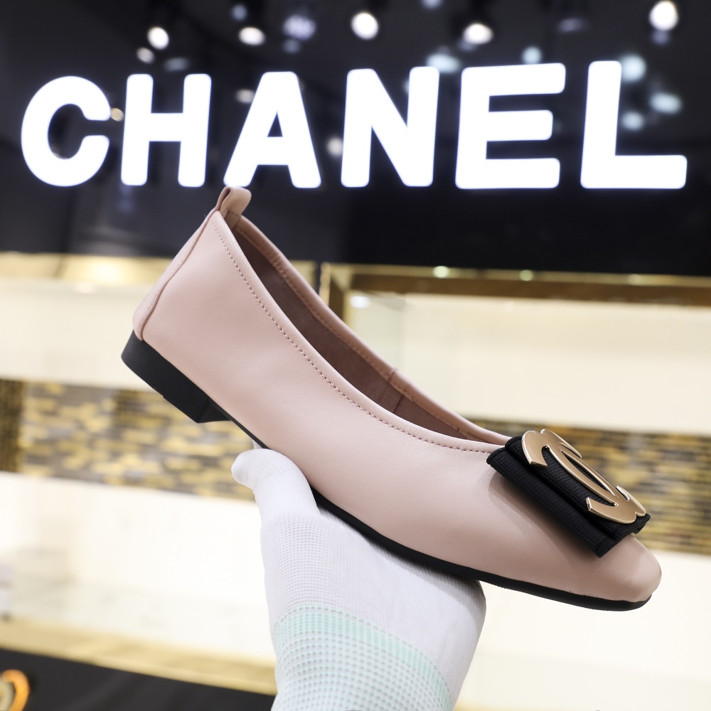 ⬆️🆕工厂价135💰
上新❗️早春款小香蛋卷鞋，舒适楦型不挑脚😍，5mm高弹乳胶让你穿起来超级柔软舒适😄。面料进口绵羊皮，内里垫脚统统采用柔软小羊皮❗️黑 枪 金 银 红 粉 兰 酒红 8色可选 码数35～40定做41