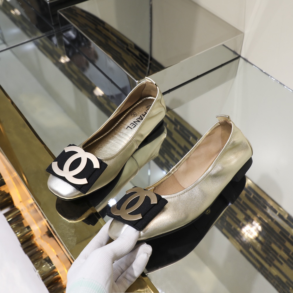 ⬆️🆕工厂价135💰
上新❗️早春款小香蛋卷鞋，舒适楦型不挑脚😍，5mm高弹乳胶让你穿起来超级柔软舒适😄。面料进口绵羊皮，内里垫脚统统采用柔软小羊皮❗️黑 枪 金 银 红 粉 兰 酒红 8色可选 码数35～40定做41