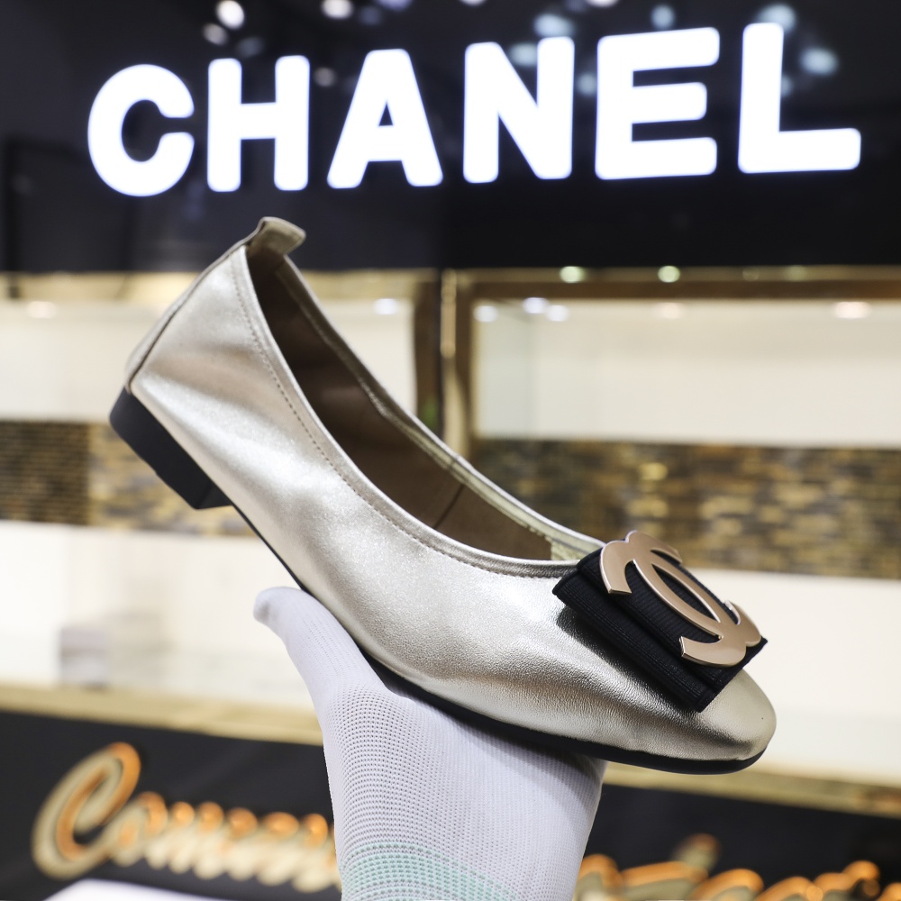 ⬆️🆕工厂价135💰
上新❗️早春款小香蛋卷鞋，舒适楦型不挑脚😍，5mm高弹乳胶让你穿起来超级柔软舒适😄。面料进口绵羊皮，内里垫脚统统采用柔软小羊皮❗️黑 枪 金 银 红 粉 兰 酒红 8色可选 码数35～40定做41