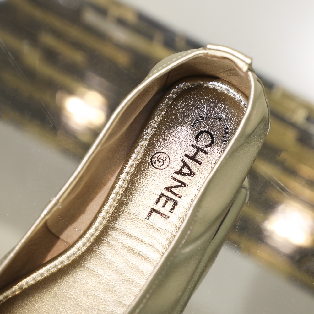 ⬆️🆕工厂价135💰
上新❗️早春款小香蛋卷鞋，舒适楦型不挑脚😍，5mm高弹乳胶让你穿起来超级柔软舒适😄。面料进口绵羊皮，内里垫脚统统采用柔软小羊皮❗️黑 枪 金 银 红 粉 兰 酒红 8色可选 码数35～40定做41