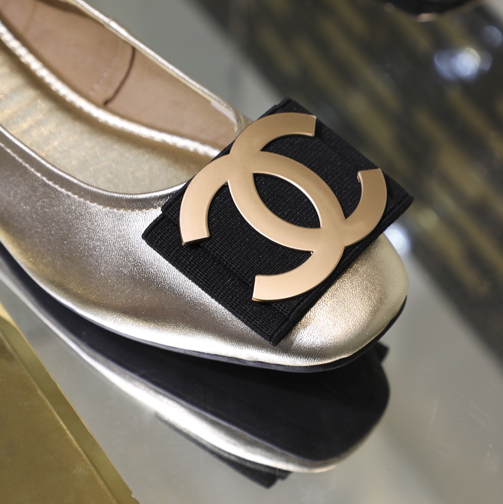 ⬆️🆕工厂价135💰
上新❗️早春款小香蛋卷鞋，舒适楦型不挑脚😍，5mm高弹乳胶让你穿起来超级柔软舒适😄。面料进口绵羊皮，内里垫脚统统采用柔软小羊皮❗️黑 枪 金 银 红 粉 兰 酒红 8色可选 码数35～40定做41