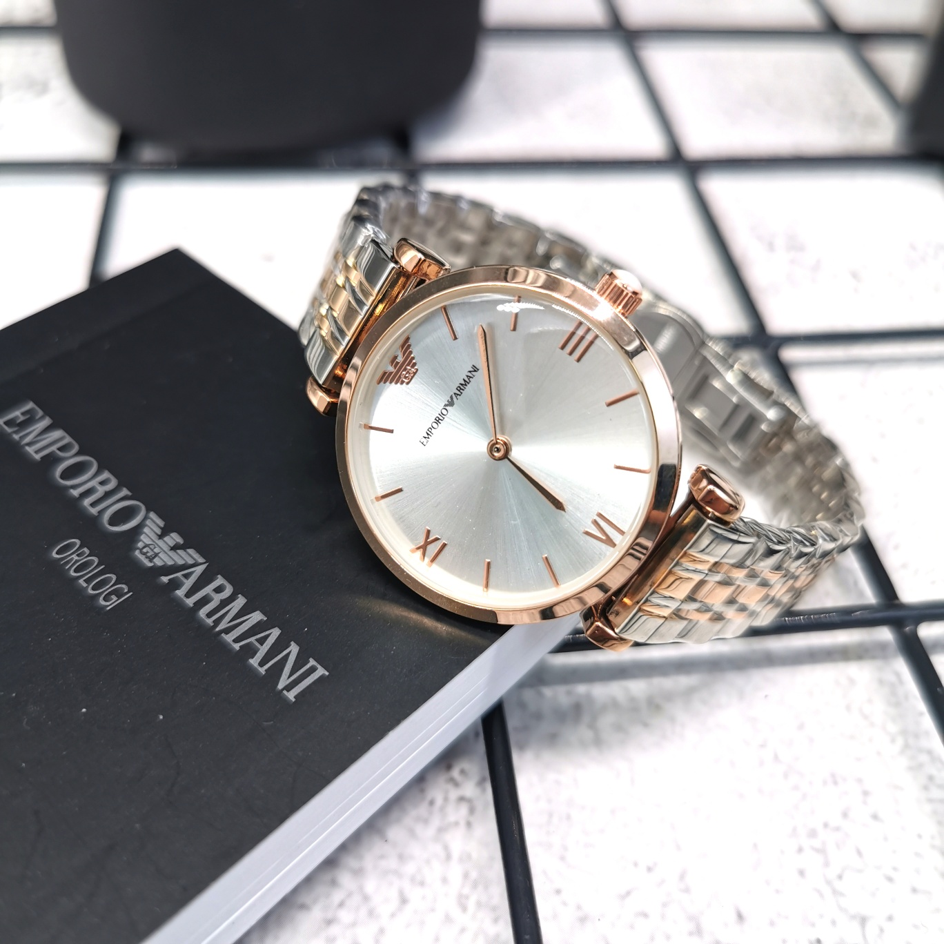 J0    Armani  阿玛尼 型号：Ar1909 表壳：316L精钢 表镜：强化矿物质玻璃 表带：316L精钢 表扣：双按扣 尺寸：32mm*8mm 璀璨精致表盘镶嵌的水钻与珍珠贝母完美融合闪耀腕间 造就了女性典雅形象 纯净简约优雅气质女性之首选