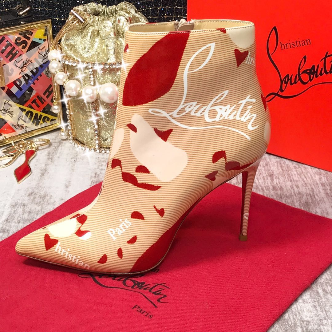 NO:337121,High-end custom graffiti boot series!  H10Cm, size 34-42. Private mold trademark zipper. 902-003 graffiti. Official website synchronization Standard European code Reference:902-003 Color:nude Material:patent Lining:goat leather Heel height:10Cm Sole:leather sole Size:EUR 34-42 (US 4-11):,,christian louboutin,boots19860909高端订制 涂鸦靴系列！ H10Cm,尺码34-42码.私模商标拉链 .902-003涂鸦.官网同步 标准欧码 Reference:902-003 Color:nude Material:patent Lining:goat leather Heel heigh:10Cm Sole:leather sole Size:EUR 34－42（US 4一11) :,,christian louboutin,boots,Women's Shoes
