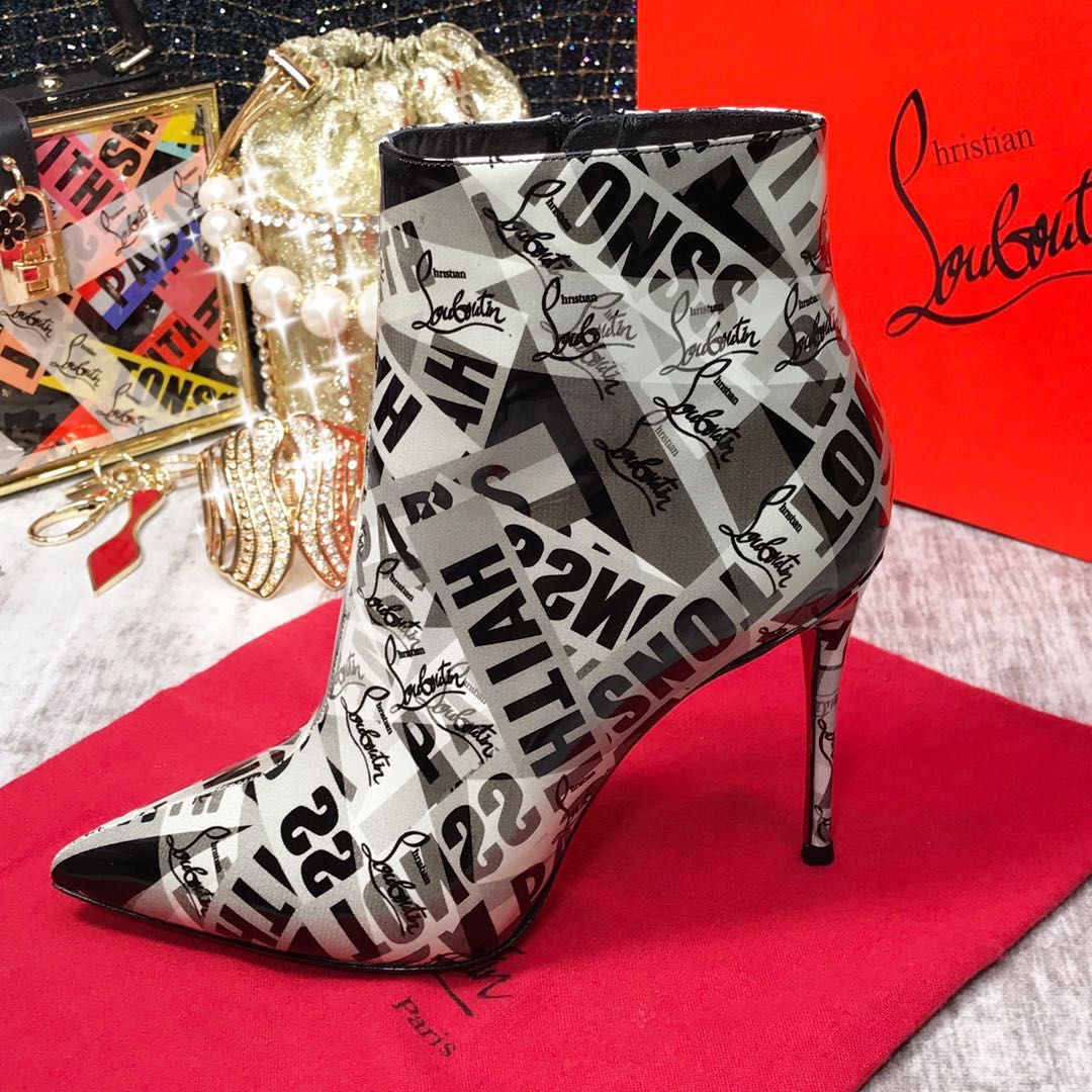 NO:337130,High-end custom autumn and winter graffiti boot series!  H10Cm, size 34-42. Private mold trademark zipper. 902-003 black and white small letters graffiti, official website synchronization Standard European code Reference:902-003 Color:black Material:patent Lining:goat leather Heel height:10Cm Sole:leather sole Size:EUR 34-42 (US 4-11):,,christian louboutin,boots19860909高端订制 秋冬涂鸦靴系列！ H10Cm,尺码34-42码.私模商标拉链 .902-003黑白小字母涂鸦 ,官网同步 标准欧码 Reference:902-003 Color:black Material:patent Lining:goat leather Heel heigh:10Cm Sole:leather sole Size:EUR 34－42（US 4一11) :,,christian louboutin,boots,Women's Shoes