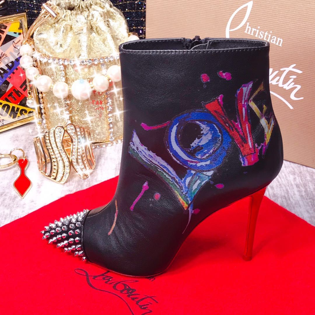 NO:337127,High-end custom graffiti boot series!  H10cm!  Size 34-42. Private mold trademark zipper, graffiti 902-004, black cowhide graffiti silver nail, official website synchronization Standard European code Reference:902-004 Color:black/red Material:couhide Lining:goat leather Heel height:10Cm Sole:leather sole Size:EUR 34-42 (US 4-11):,,christian louboutin,boots,cowhide19860909高端订制 涂鸦靴系列！ H10cm！尺码34-42码.私模商标拉链,涂鸦 902-004,黑牛皮涂鸦银钉,官网同步 标准欧码 Reference:902-004 Color:black/red Material:couhide Lining:goat leather Heel heigh:10Cm Sole:leather sole Size:EUR 34－42（US 4一11) :,,christian louboutin,boots,cowhide,Women's Shoes