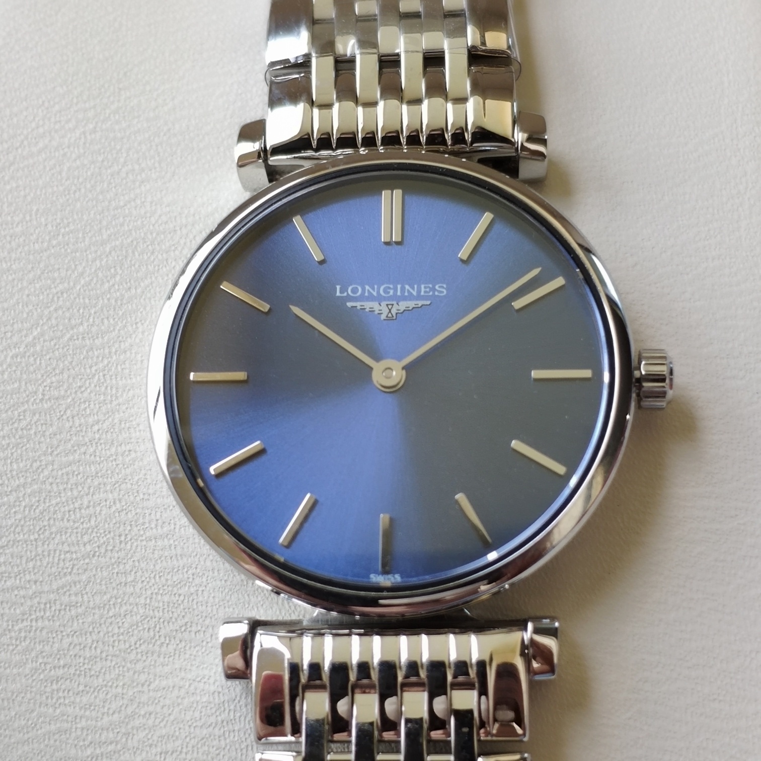 NO:384825,The classic and unbeaten Longines Ultra-Thin Jialan series - Feiyi Hourglass brand has ancient aesthetic traditions, which are vividly displayed. The curved case brings out the iconic characteristics of the ultra-thin shape, the simple and gentle dial is decorated with nails, showing a simple and gentle temperament, the 24mm dial adds femininity and is original Swiss Cal.  L209 quartz movement, anti-wear sapphire mirror, three-fold safety clasp and press-type opening device, black pointer makes the entire dial more refined, original large accessories stand out the essence of the watch, 316 stainless steel bracelet provides a light and comfortable feel. One watch, one code, watch bottom cover - tag - card guarantee three codes consistent., longines19860909经典不败的浪琴超薄嘉岚系列-飞翼沙漏品牌所拥有的古老美学传统,淋漓尽致地展现了出来. 表壳弧形勾出超薄造型的标志性特色,素净的水波纹表盘缀有条钉时标,展现简约斯文的气质,24mm表盘更增添女性柔美,原装瑞士Cal．L209石英机芯,抗磨损蓝宝石镜面,三折式安全表扣和按压式开启装置,黑色指针使整个表盘更显精致,原厂大配件立显腕表精髓,316精钢表链提供轻薄舒适的手感.一表一码,腕表底盖-吊牌-保卡三码一致.,,longines,Watch