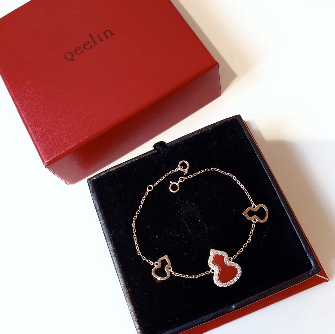 NO:102985,Recommended gifts Qeelin Kirin Jewelry Red Gourd Bracelet High-end jewelry Use Chinese elements and modern design Red agate is combined with Wulu's shape like a flower blooming embellished in the shape, Kirin Bracelet, qeelin, bracelet19860909礼物推荐款 Qeelin 麒麟珠宝 红葫芦 手链 高级珠宝 采用中国元素与现代设计融合 红色的玛瑙配合Wulu的形状 如花朵绽放 点缀于造型之中,麒麟手链,qeelin,bracelet,Jewelry