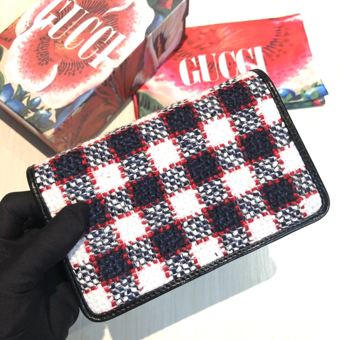 Dionysus酒神包以丰富质感呈现繁复与华丽。再次让我们遇见更多 Gucci 独特元素。 女神必备。款