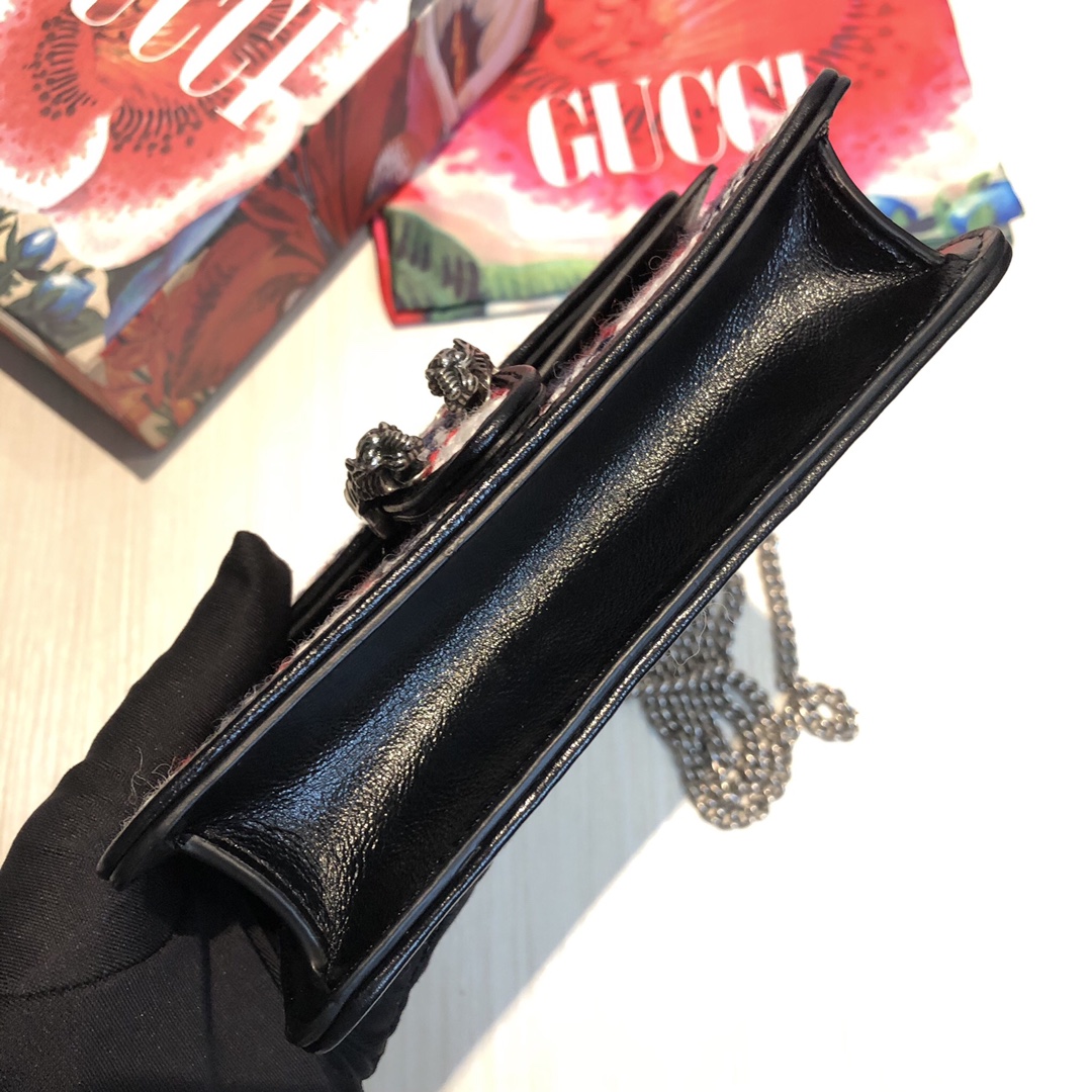 Dionysus酒神包以丰富质感呈现繁复与华丽。再次让我们遇见更多 Gucci 独特元素。 女神必备。款