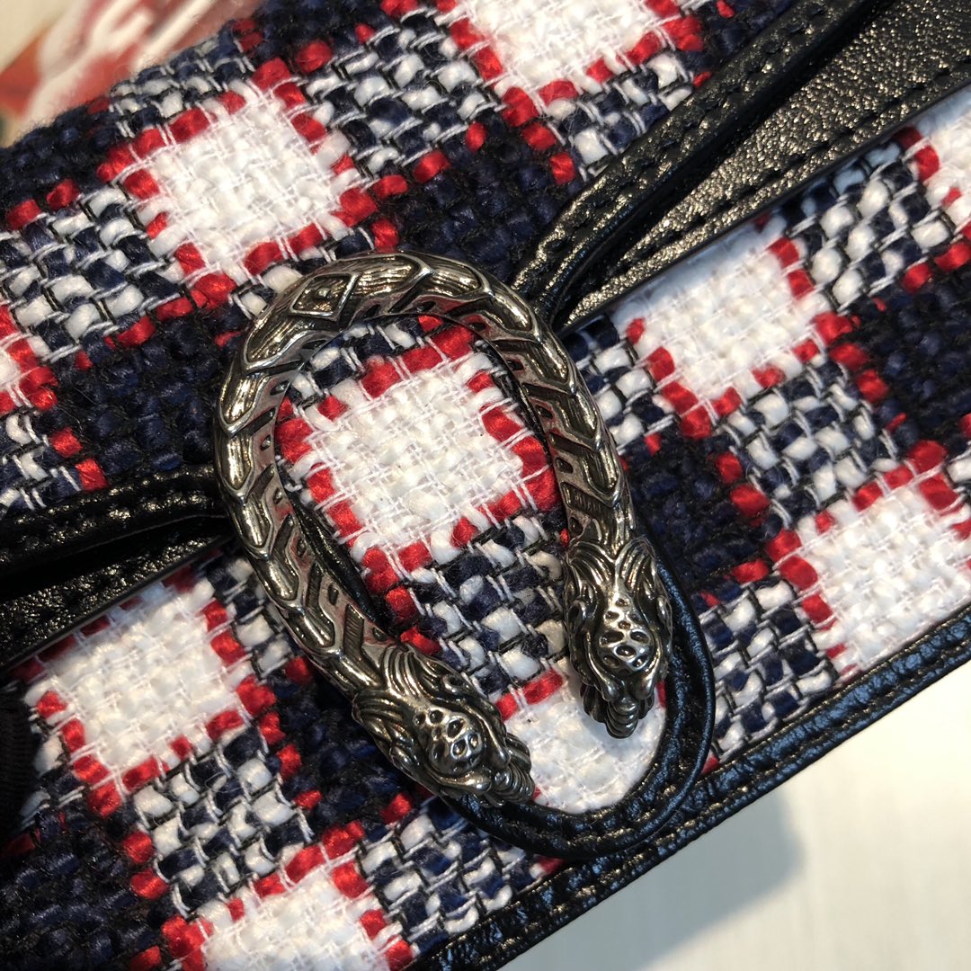 Dionysus酒神包以丰富质感呈现繁复与华丽。再次让我们遇见更多 Gucci 独特元素。 女神必备。款