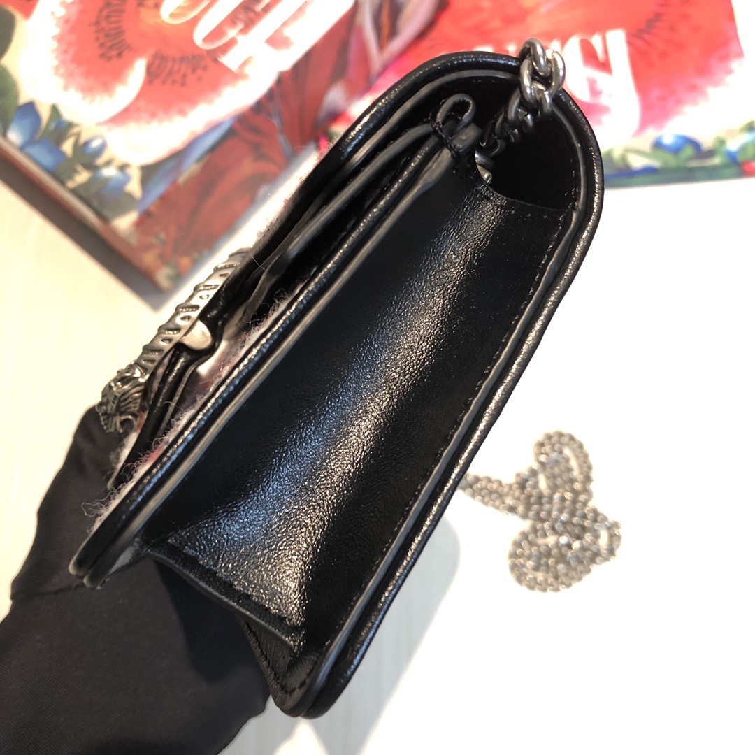 Dionysus酒神包以丰富质感呈现繁复与华丽。再次让我们遇见更多 Gucci 独特元素。 女神必备。款