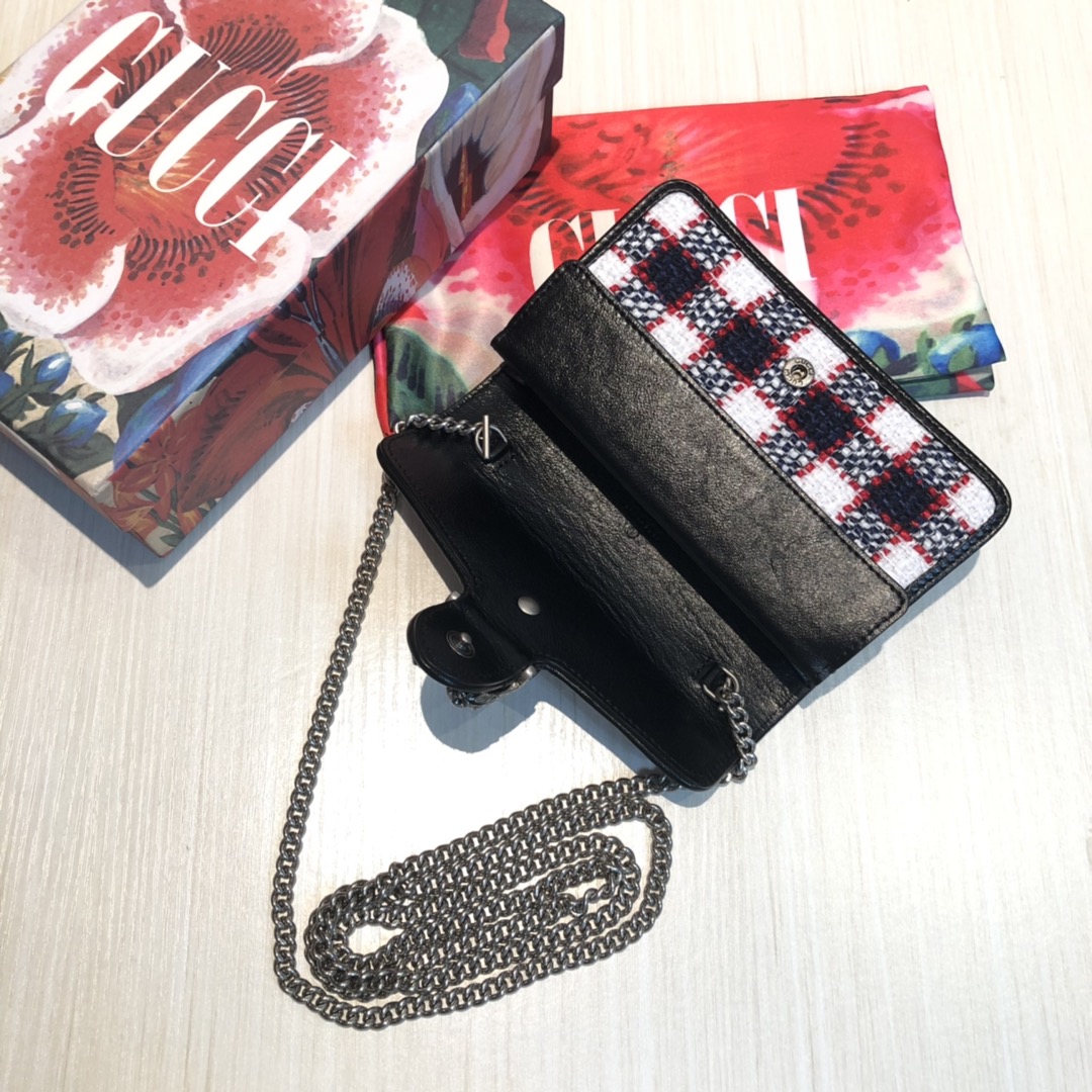 Dionysus酒神包以丰富质感呈现繁复与华丽。再次让我们遇见更多 Gucci 独特元素。 女神必备。款
