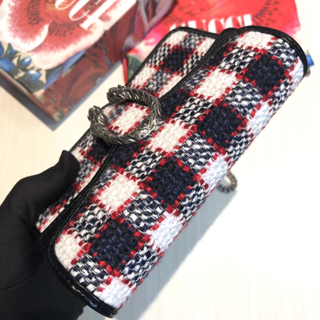 Dionysus酒神包以丰富质感呈现繁复与华丽。再次让我们遇见更多 Gucci 独特元素。 女神必备。款