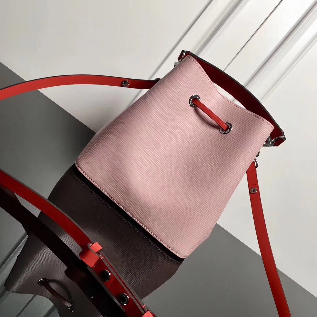 M52853粉【顶级原单】NÉONOÉ BB 手袋(线上首发)NéoNoé BB 手袋沿袭路易威登经典的