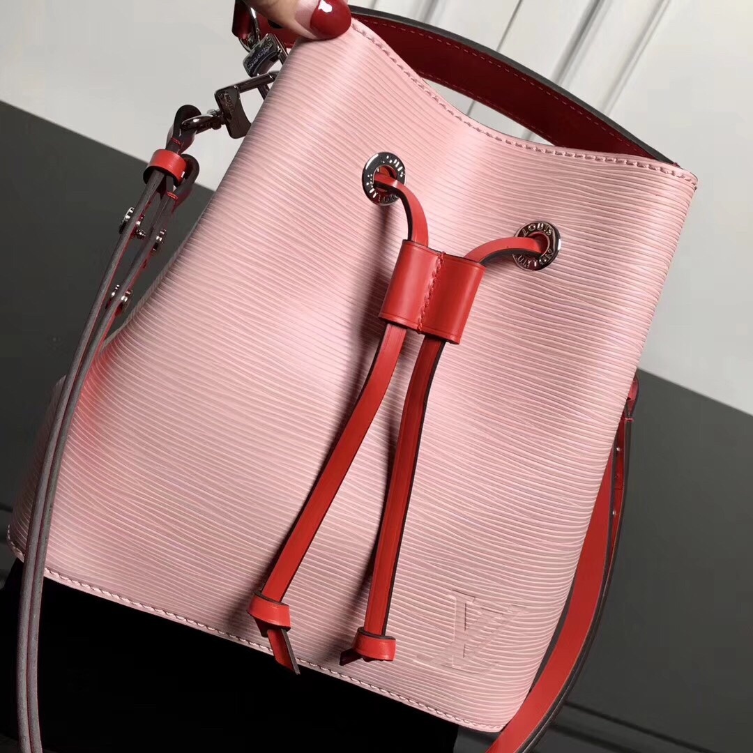 M52853粉【顶级原单】NÉONOÉ BB 手袋(线上首发)NéoNoé BB 手袋沿袭路易威登经典的