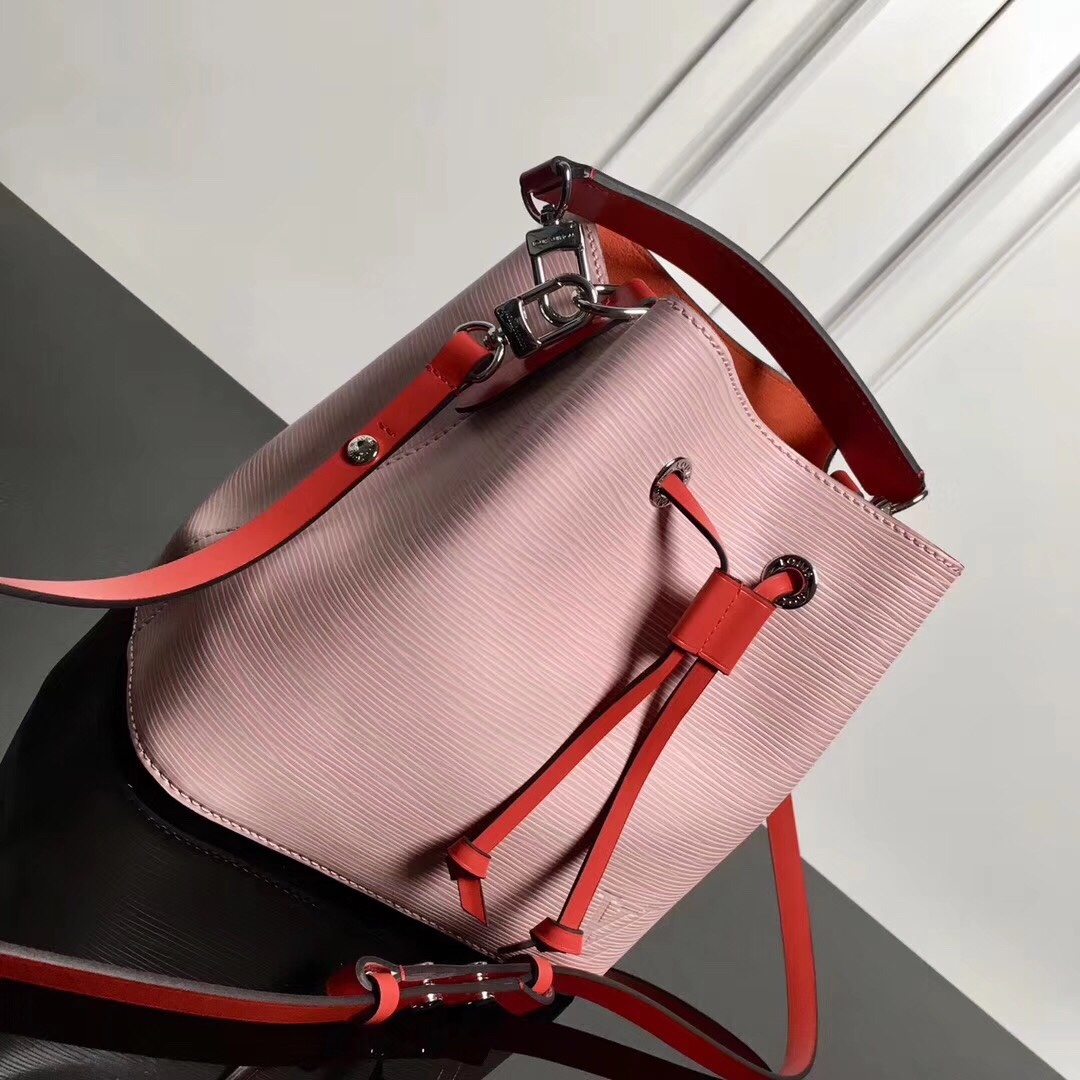 M52853粉【顶级原单】NÉONOÉ BB 手袋(线上首发)NéoNoé BB 手袋沿袭路易威登经典的