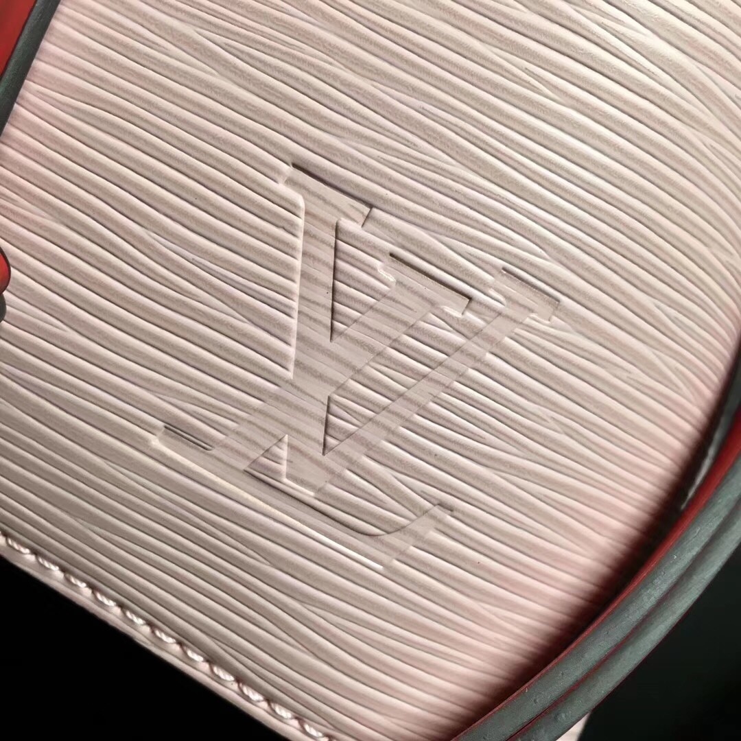 M52853粉【顶级原单】NÉONOÉ BB 手袋(线上首发)NéoNoé BB 手袋沿袭路易威登经典的