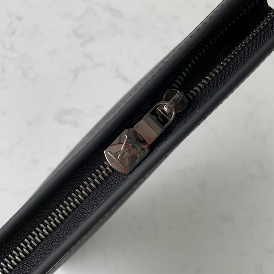 出厂 顶级原厂  M61692 黑花全新标志性Monogram Eclipse帆布裁制而成,此款风格硬朗的全新中号手袋可轻松收纳个人必备物品尺寸 5