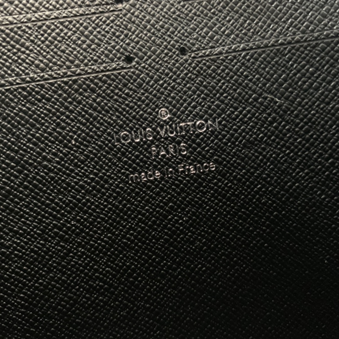 出厂 顶级原厂  M61692 黑花全新标志性Monogram Eclipse帆布裁制而成,此款风格硬朗的全新中号手袋可轻松收纳个人必备物品尺寸 9