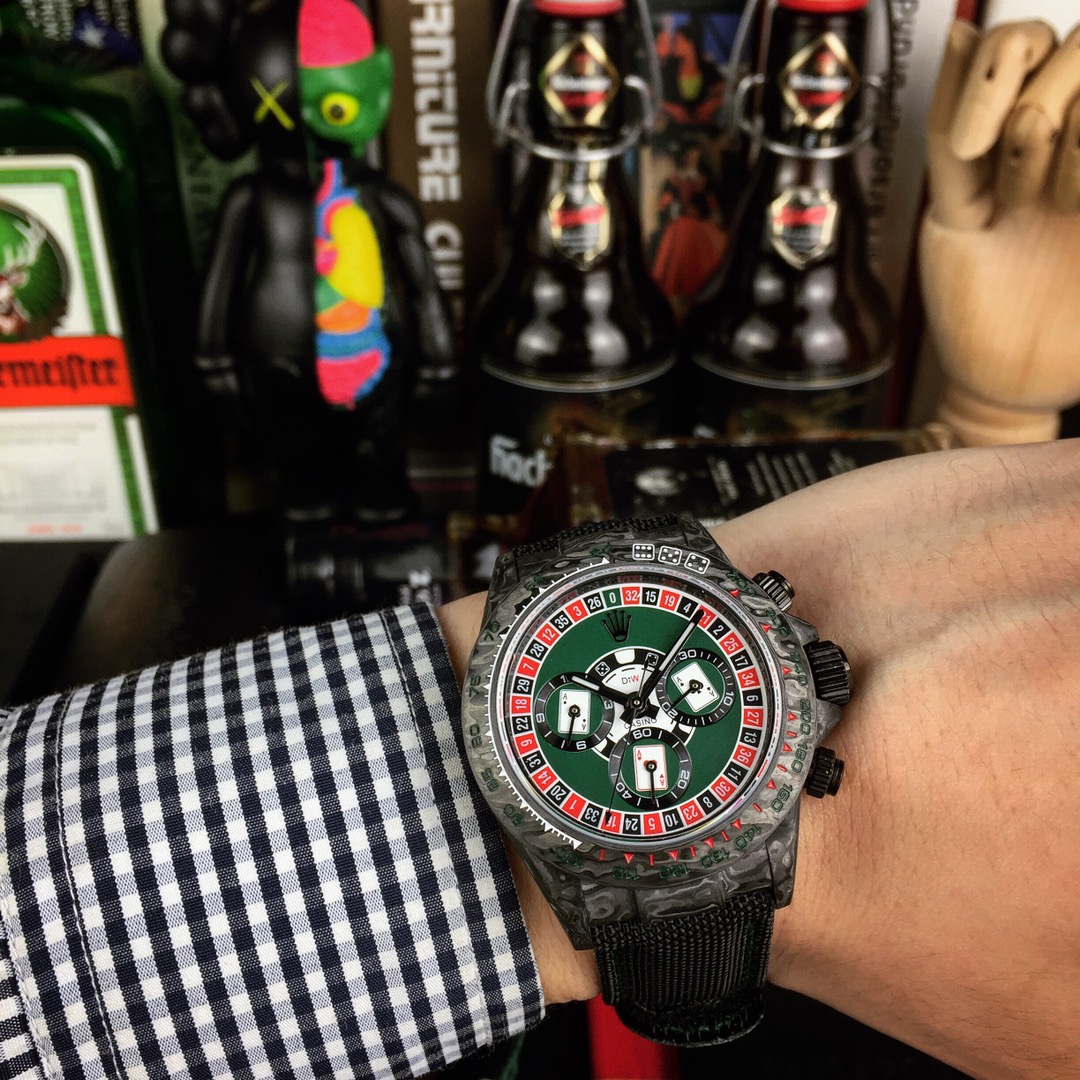 NO:145941,Rolex Daytona, full carbon fiber Texas Hold'em Universe meter Ditona, this first fully carbon fiber Ditona certified by the Swiss Observatory, is equipped with fully automatic timing machinery, all-tuning test, dial with snail-shaped small seconds dial, sapphire anti-scratch crystal mirror, carbon fiber literal, perfect replica, original synchronous Velcro canvas strap/oe tape, original buckle, softer and more comfortable, convenient to wear, Rolex Ditona, I can't put it down, endless once and for all,,rolex19860909劳力士 Rolex Daytona全碳纤德州扑克宇宙计型迪通拿 这款获得瑞士天文台认证的首款全碳纤迪通拿搭载全自动计时机械 均调校测试 表盘配蜗形小秒针盘 蓝宝石抗刮损水晶镜面 碳纤维字面 完美复刻 原装同步魔术贴帆布带/橡树胶带 原装扣 更加柔软舒适 方便佩戴 爱不释手的劳力士迪通拿 品不完的一劳永逸,,rolex,Watch