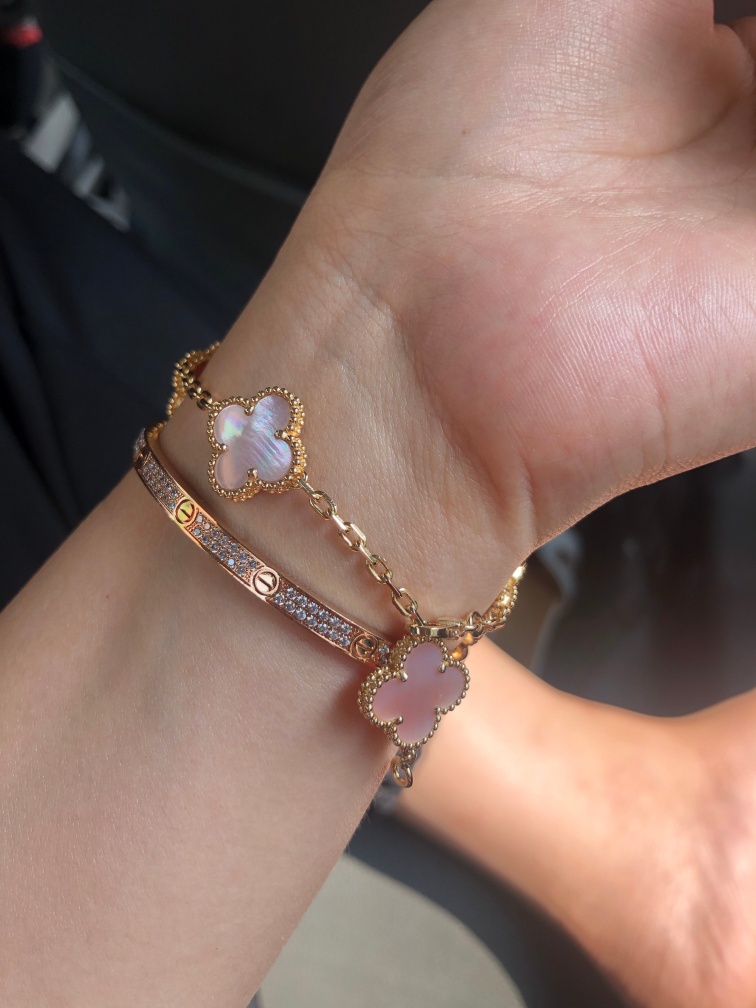 NO:669568,New color, pink shell, VCA four-leaf clover, colors in stock, buy them all, developed by Z, any comparison, thick gold plating, steel stamping, ready in stock, Cartier high-end jewelry19860909新色 粉贝 VCA四叶草 片颜色现货 全都购z开发 任意对比 电镀厚金 钢印字印齐 现货 现货,,卡迪亚高端饰品,Jewelry