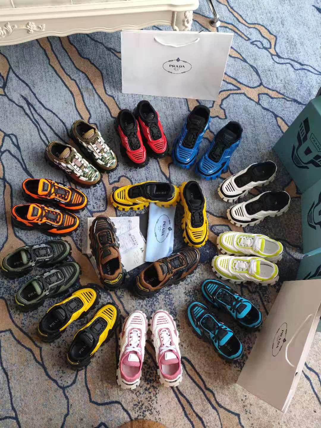 NO:351363,Real price PRADA Prada 2019 latest show color-blocking thick-bottomed dad couple model, Guan Xiaotong, Cai Xukun, Deng Enxi, Lai Guanlin, Wang Zixuan, many celebrities have the same style, all twelve colors are made, high-quality welcome and the original board. The number of codes is 35--46, can be customized without standards, prada, prada19860909实价 PRADA 普拉达2019最新走秀拼色厚底老爹情侣款,关晓彤,蔡徐坤,邓恩熙,赖冠霖,王紫旋众多明星同款,十二个颜色全部做齐,高品质欢迎和原板对比.码数35---46码,可定做无标,,prada,prada,Men's shoes