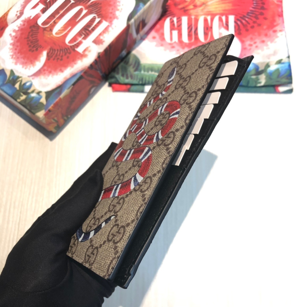 色彩艳丽的动物丝印不断出现,作为标志性细节呼应品牌美学风格。印花长款钱包采用环保的GG Supreme高