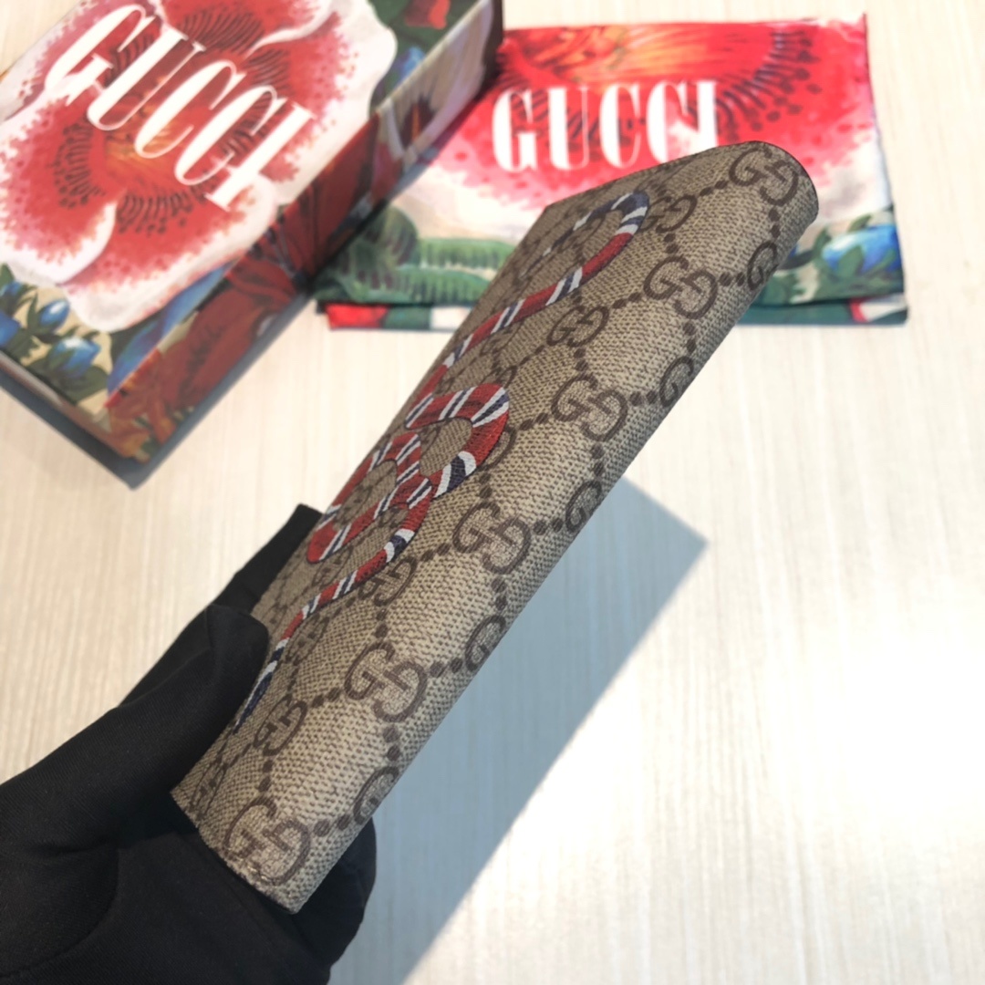 色彩艳丽的动物丝印不断出现,作为标志性细节呼应品牌美学风格。印花长款钱包采用环保的GG Supreme高