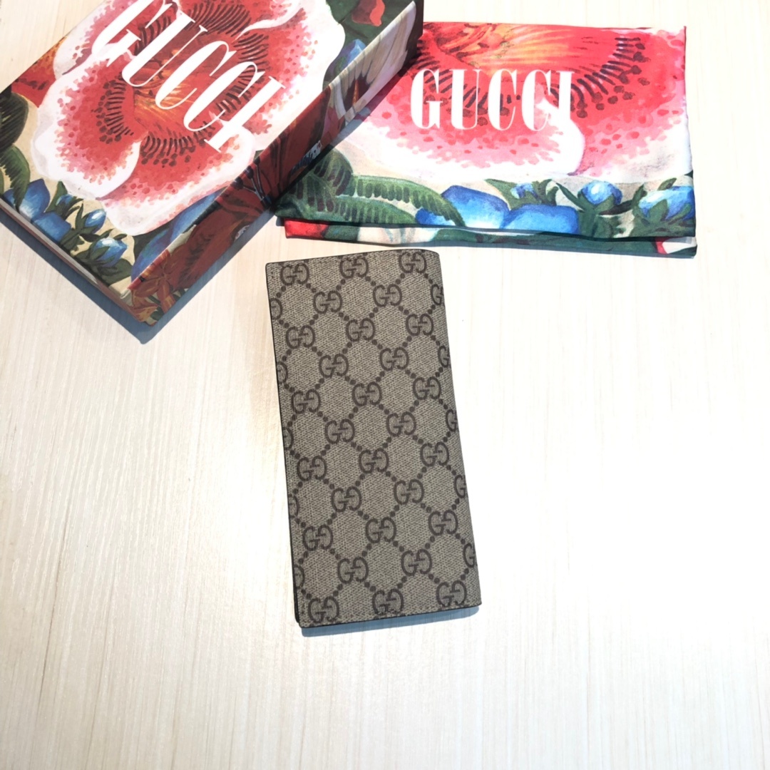 色彩艳丽的动物丝印不断出现,作为标志性细节呼应品牌美学风格。印花长款钱包采用环保的GG Supreme高