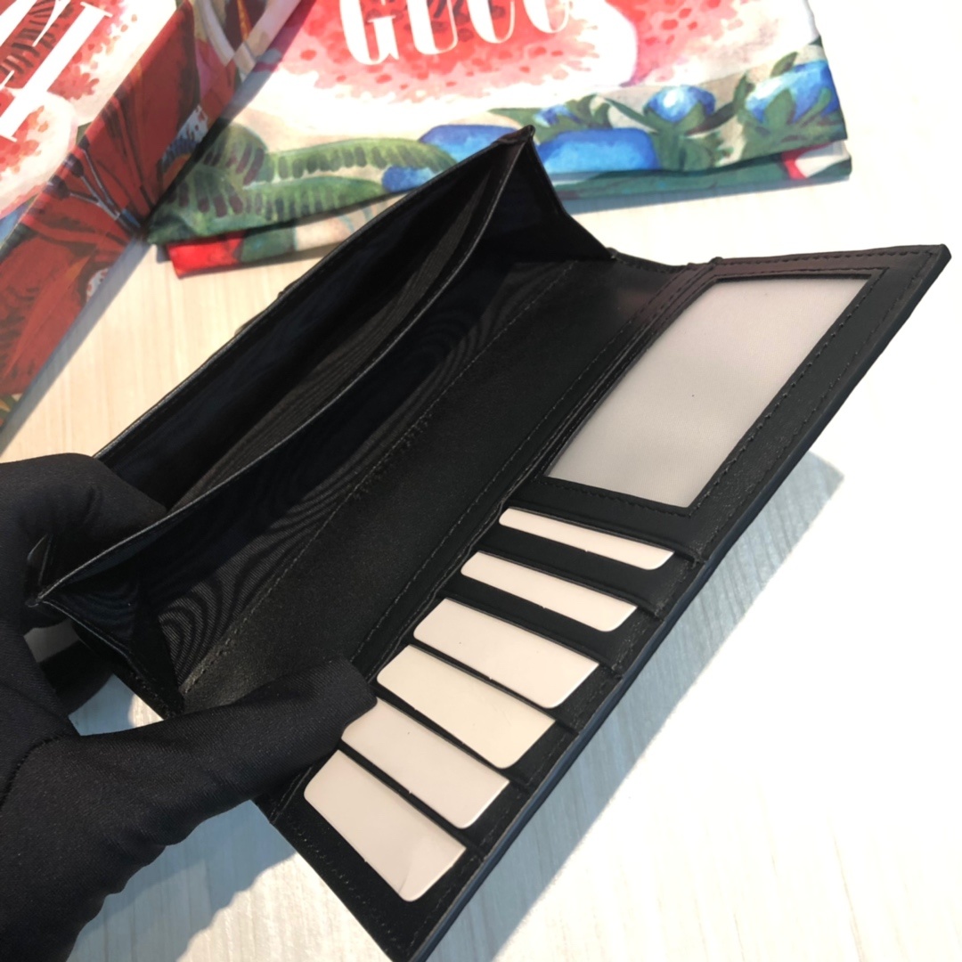 色彩艳丽的动物丝印不断出现,作为标志性细节呼应品牌美学风格。印花长款钱包采用环保的GG Supreme高