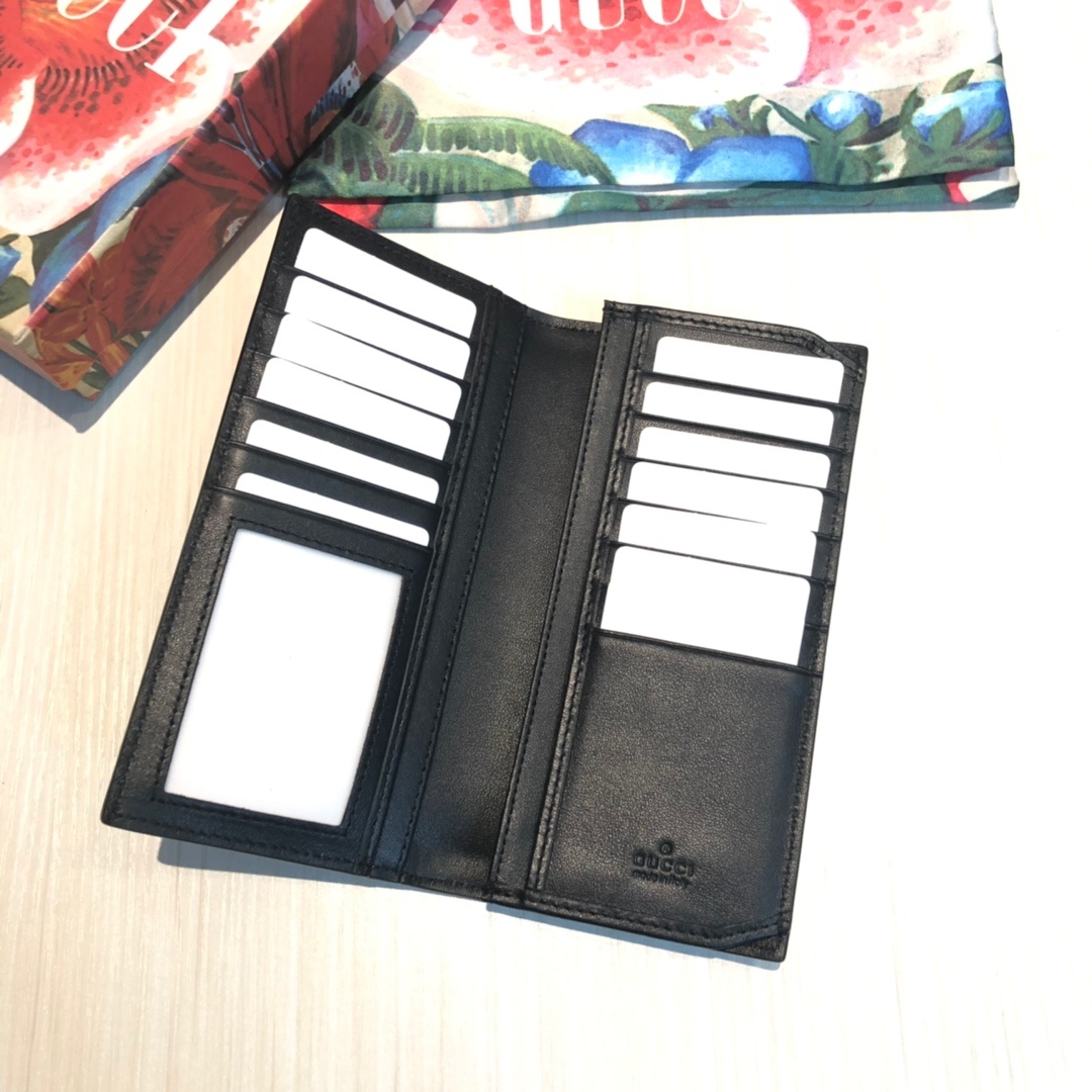 色彩艳丽的动物丝印不断出现,作为标志性细节呼应品牌美学风格。印花长款钱包采用环保的GG Supreme高
