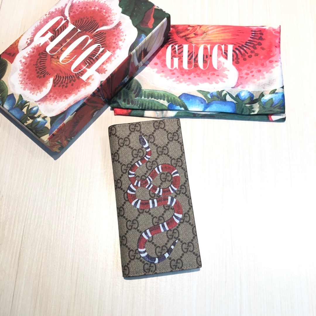 色彩艳丽的动物丝印不断出现,作为标志性细节呼应品牌美学风格。印花长款钱包采用环保的GG Supreme高