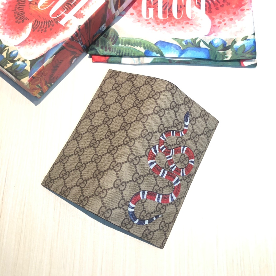 色彩艳丽的动物丝印不断出现,作为标志性细节呼应品牌美学风格。印花长款钱包采用环保的GG Supreme高