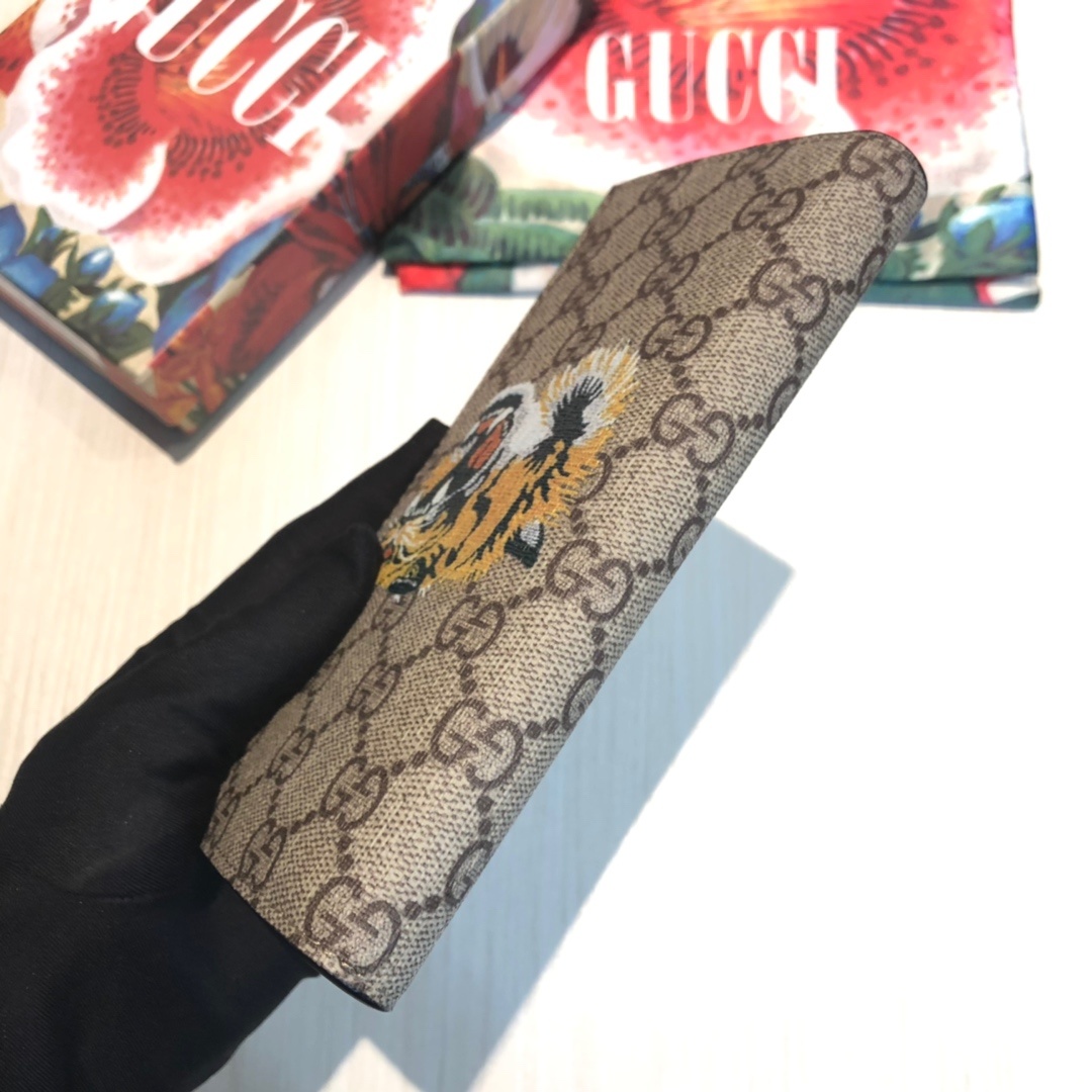 色彩艳丽的动物丝印不断出现,作为标志性细节呼应品牌美学风格。印花长款钱包采用环保的GG Supreme高