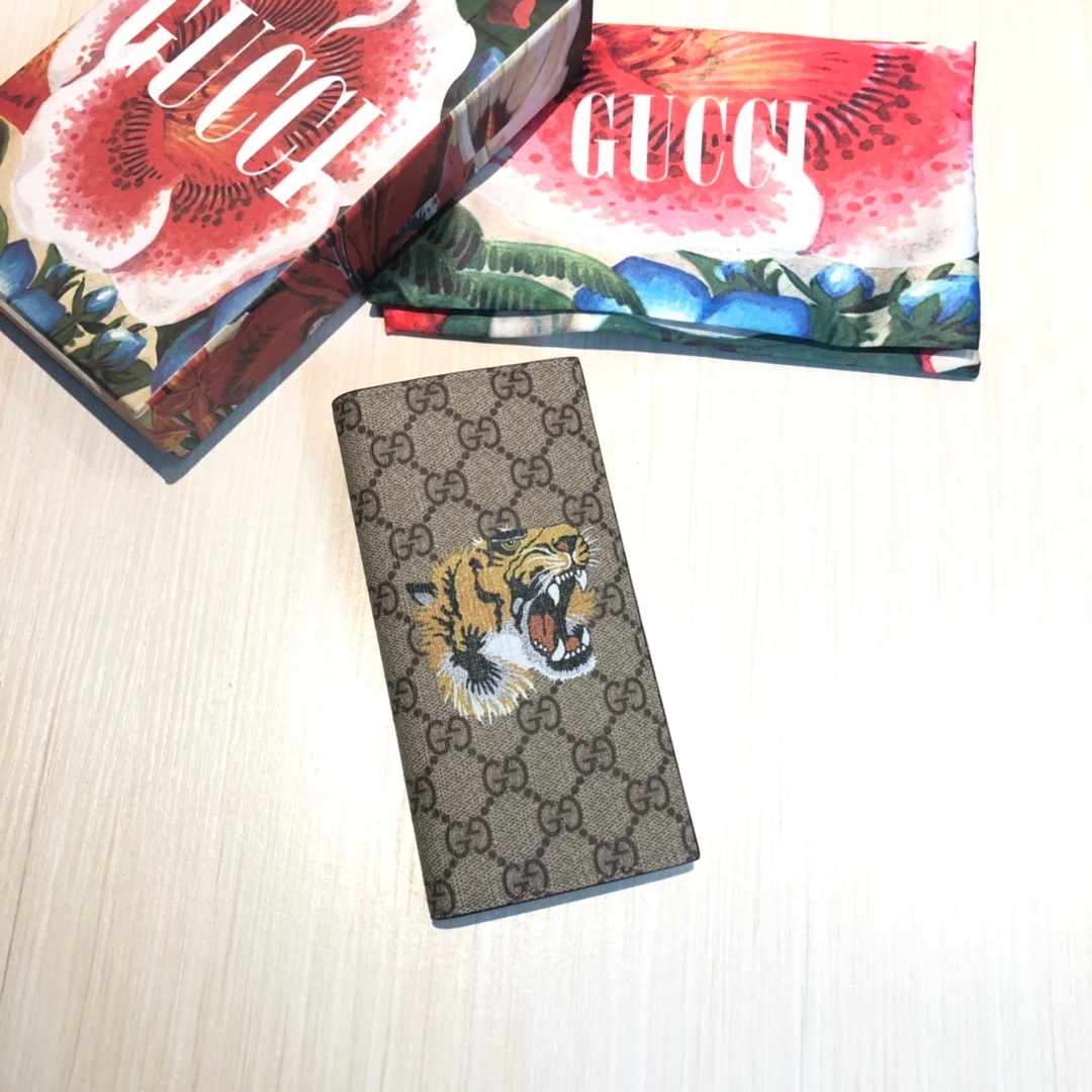 色彩艳丽的动物丝印不断出现,作为标志性细节呼应品牌美学风格。印花长款钱包采用环保的GG Supreme高