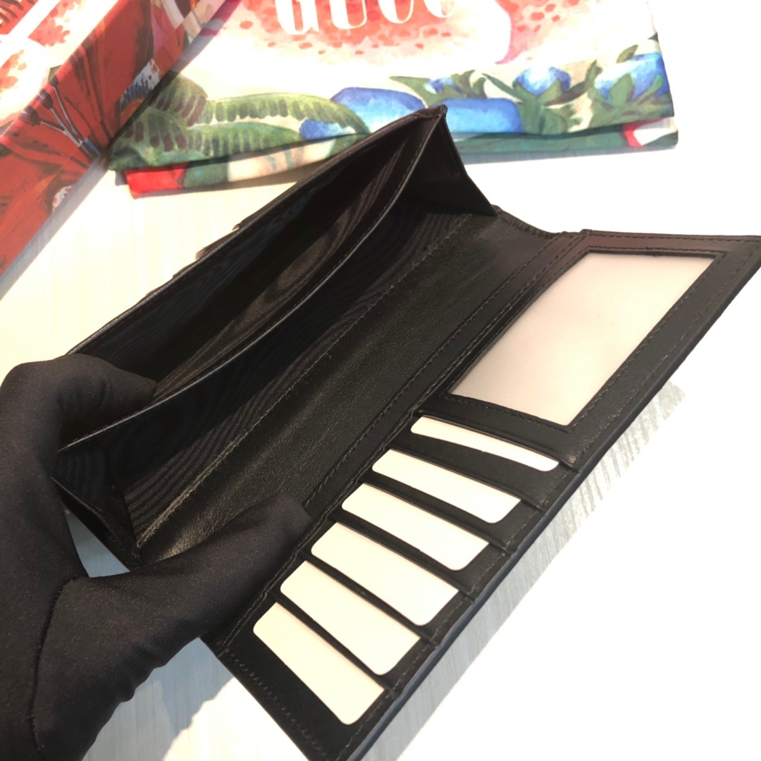 色彩艳丽的动物丝印不断出现,作为标志性细节呼应品牌美学风格。印花长款钱包采用环保的GG Supreme高