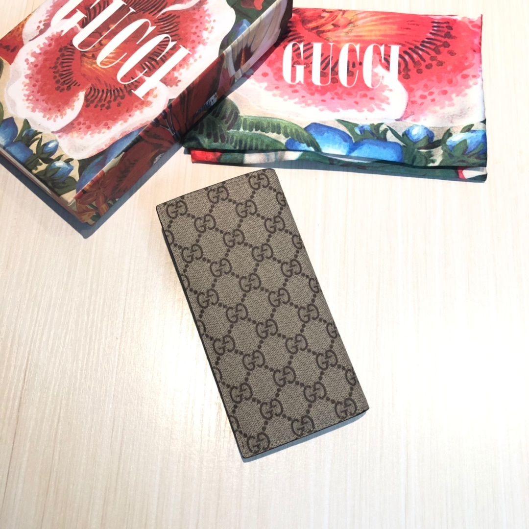 色彩艳丽的动物丝印不断出现,作为标志性细节呼应品牌美学风格。印花长款钱包采用环保的GG Supreme高