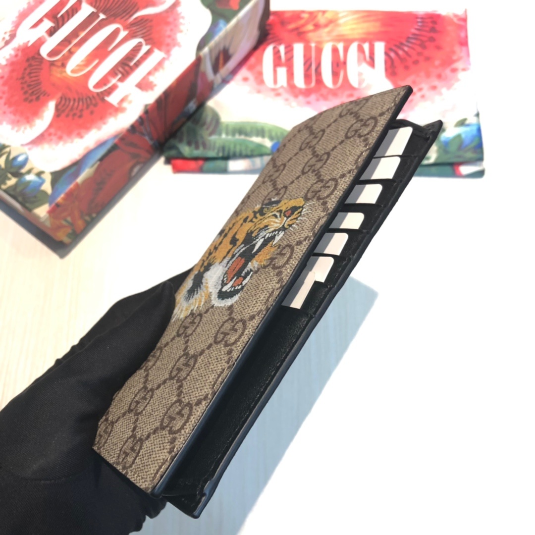 色彩艳丽的动物丝印不断出现,作为标志性细节呼应品牌美学风格。印花长款钱包采用环保的GG Supreme高