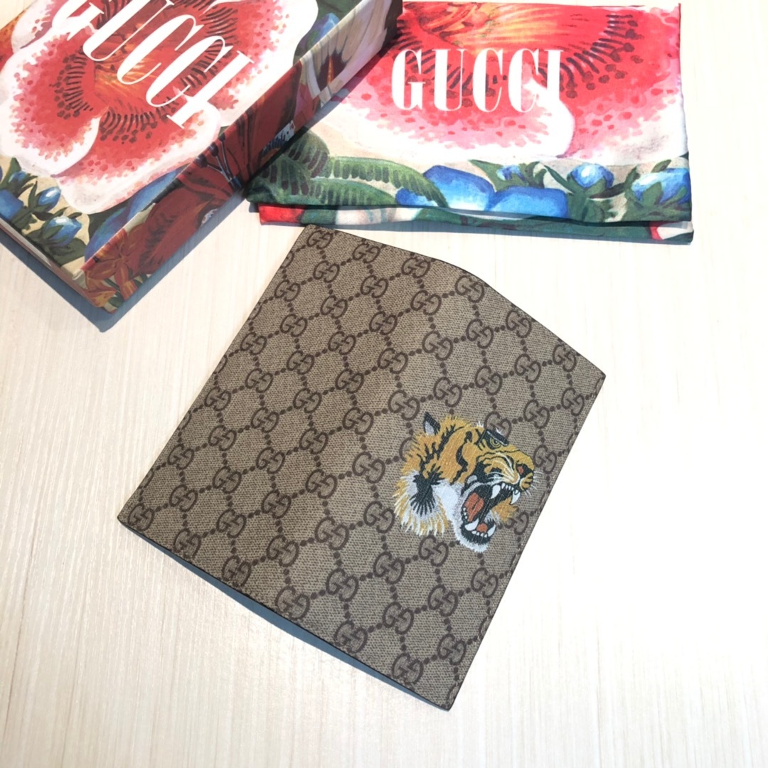 色彩艳丽的动物丝印不断出现,作为标志性细节呼应品牌美学风格。印花长款钱包采用环保的GG Supreme高