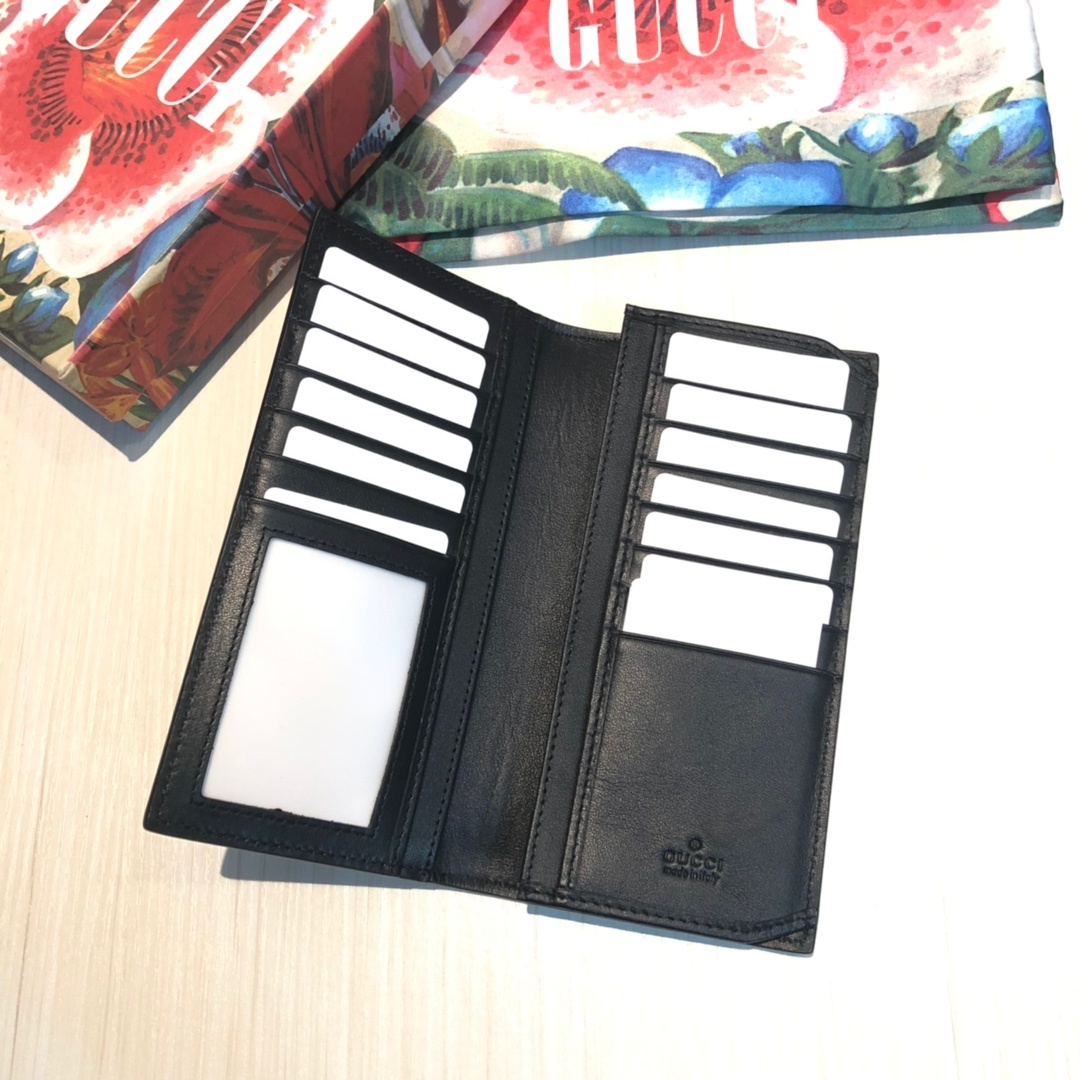 色彩艳丽的动物丝印不断出现,作为标志性细节呼应品牌美学风格。印花长款钱包采用环保的GG Supreme高