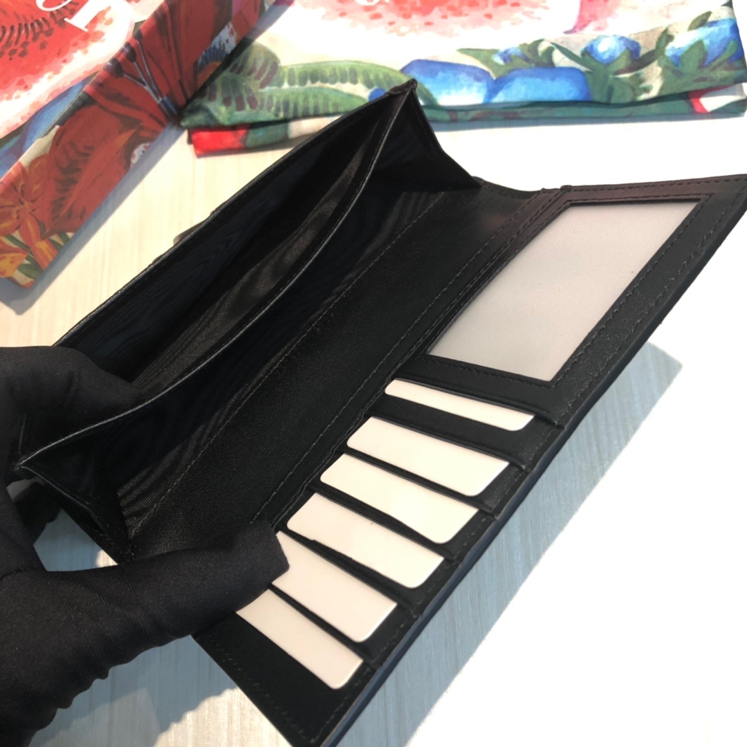 色彩艳丽的动物丝印不断出现,作为标志性细节呼应品牌美学风格。印花长款钱包采用环保的GG Supreme高