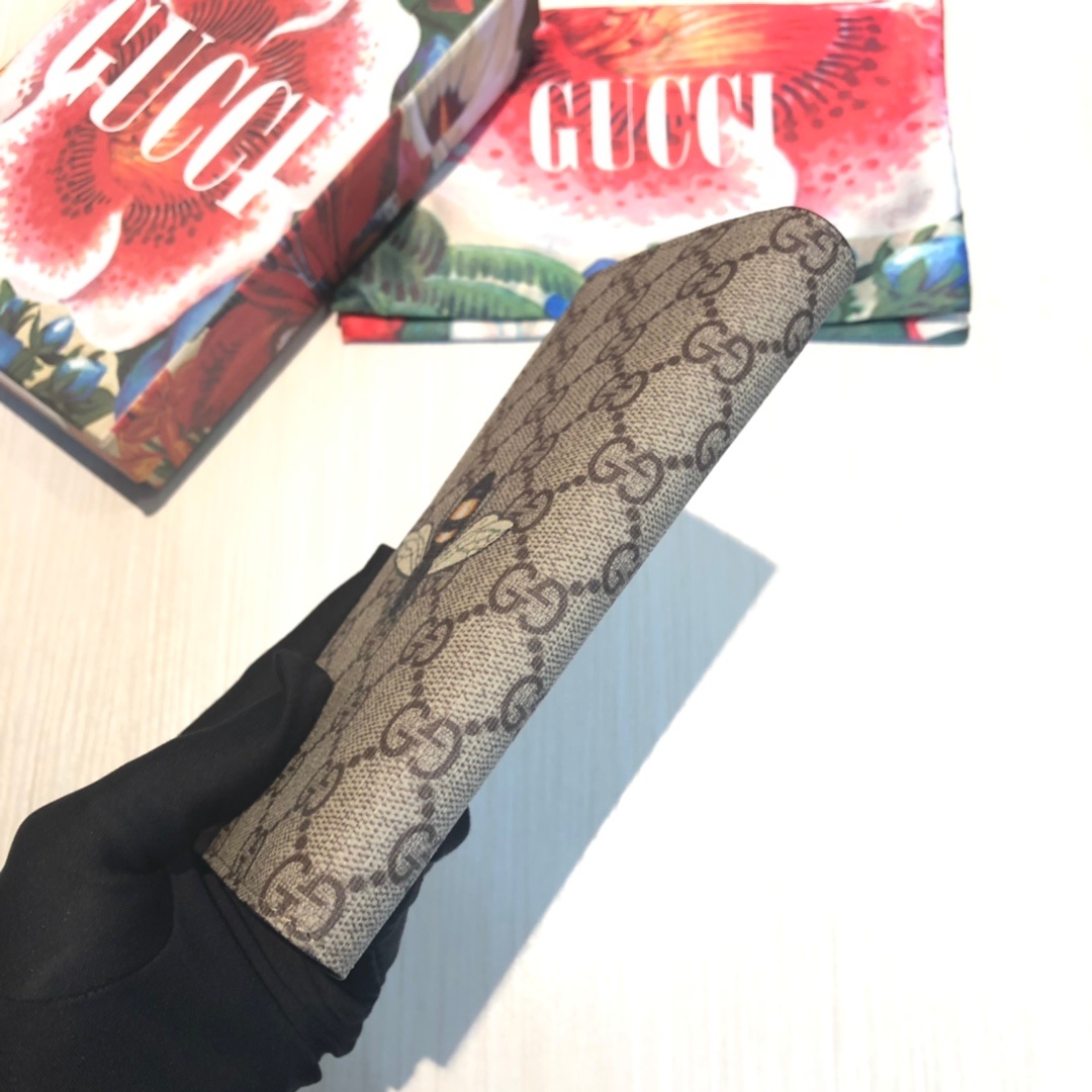 色彩艳丽的动物丝印不断出现,作为标志性细节呼应品牌美学风格。印花长款钱包采用环保的GG Supreme高
