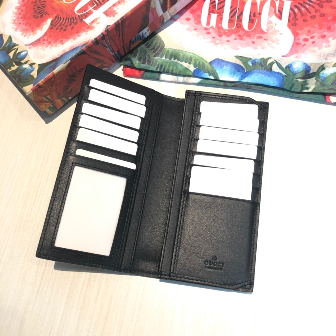 色彩艳丽的动物丝印不断出现,作为标志性细节呼应品牌美学风格。印花长款钱包采用环保的GG Supreme高