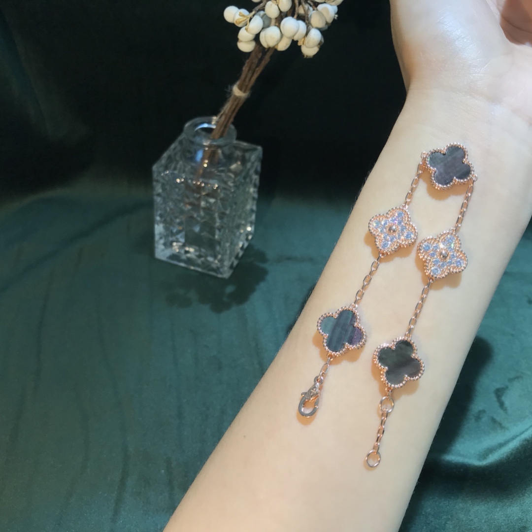 NO:360444,Seeing this four-leaf clover [K yellow/rose gold spot] May luck come as scheduled [heart] The weight of my four-leaf clover bracelet is different because our natural stones are double-layered, Vca bracelet, bracelet19860909看到这个四叶草【K黄/玫金现货】 愿幸运的事如期而至[心] 我家四叶草手链到手重量就不同 因为我们的天然石都是双层结构的,Vca手链,bracelet,Jewelry