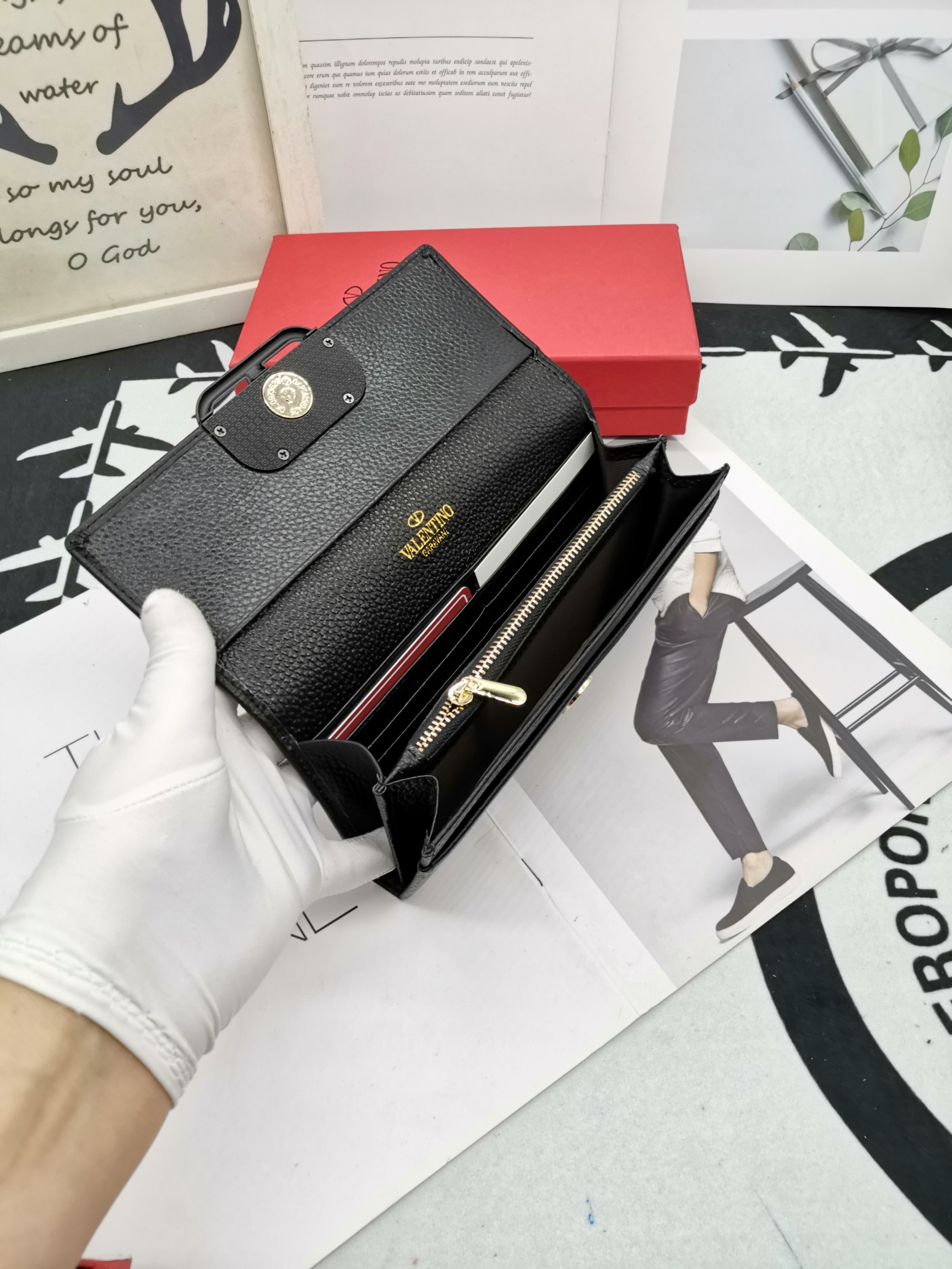 🆕🆕🆕🆕3966专柜同步,最新款钱包,采用进口牛 皮,原厂定制的最新徽标,不管皮质还是logo,都要给