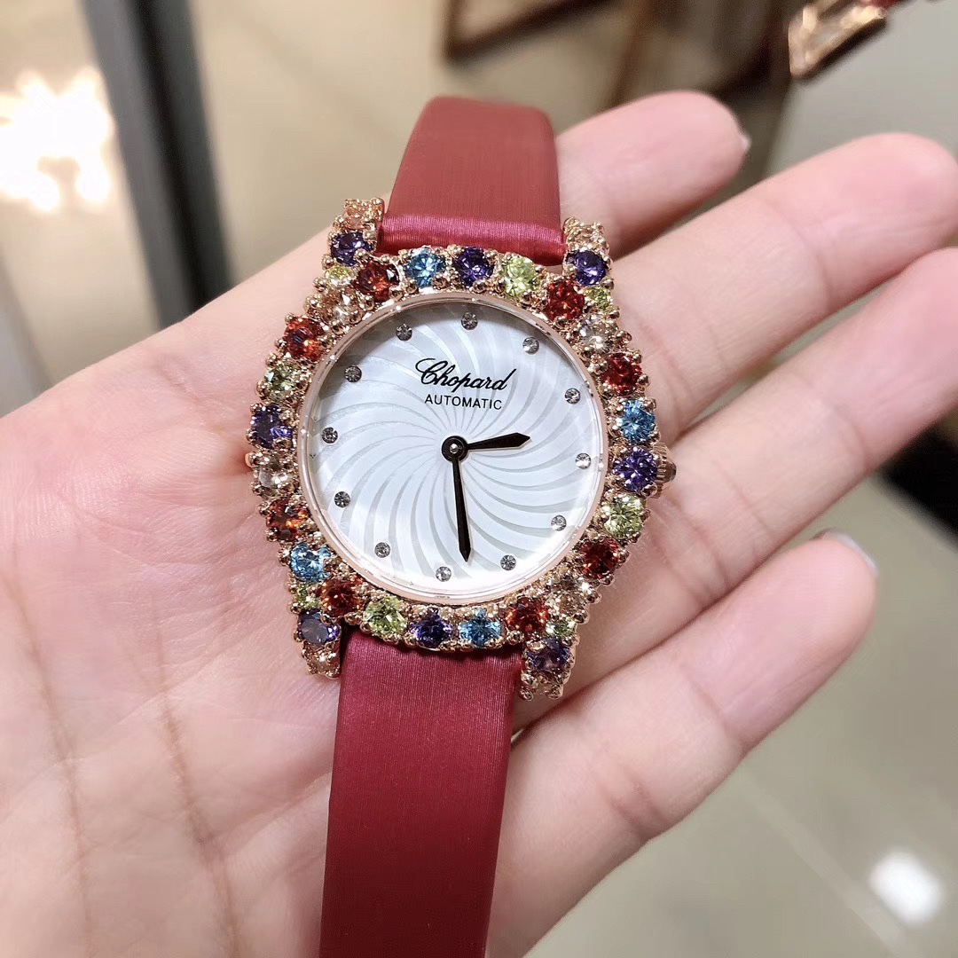Chopard 萧邦糖果珠宝定制款 萧邦-Chopard 当华美珠宝邂逅钟表技艺 萧邦通过 工艺将两者合一