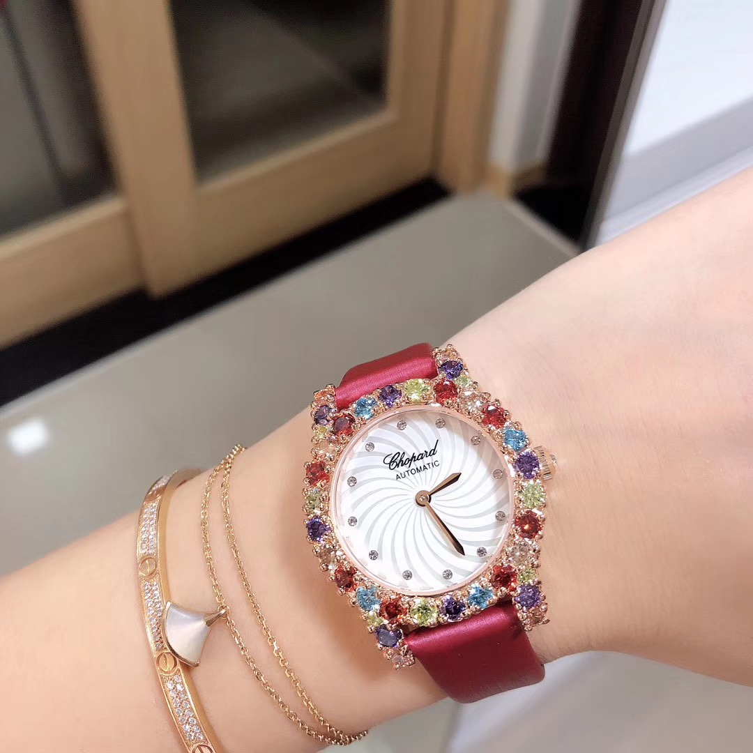 Chopard 萧邦糖果珠宝定制款 萧邦-Chopard 当华美珠宝邂逅钟表技艺 萧邦通过 工艺将两者合一